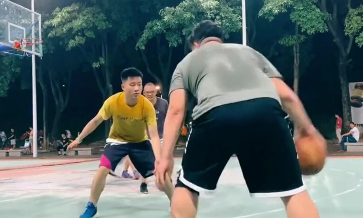 篮球规则比赛走步视频_篮球规则比赛走步犯规吗_篮球 比赛规则走步
